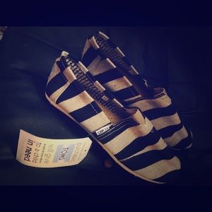 TOMS Size 7